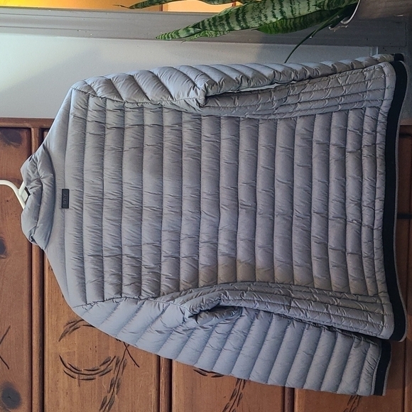 Puffer Jacket in Excellent Condition - Picture 4 of 4